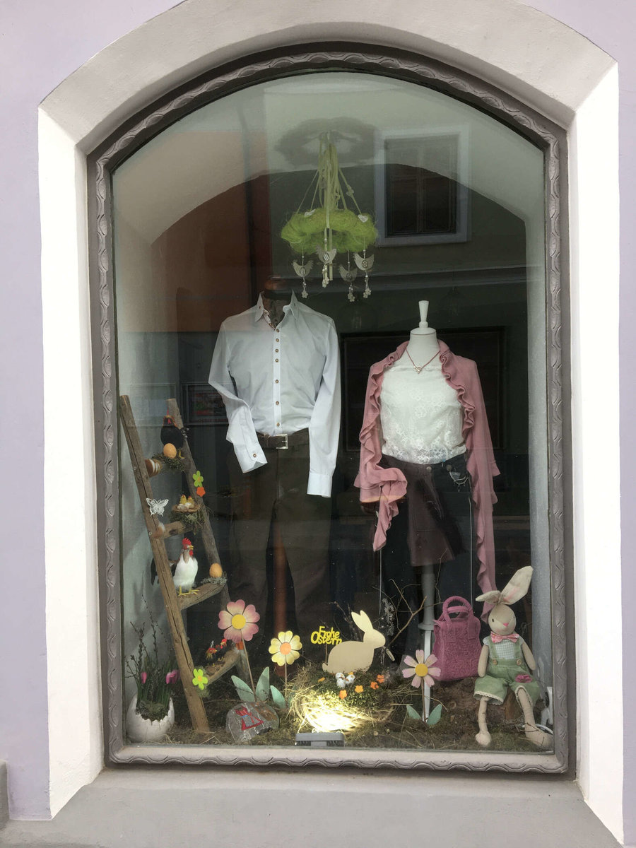 Schaufenster von Nähen mit Liebe Änderungsschneiderei & Trachtenboutique